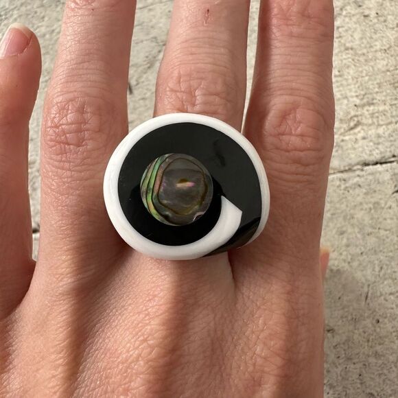 Vintage Chunky Shell And Mother And Pearl Carved Cocktail Ring - Picture 6 of 9